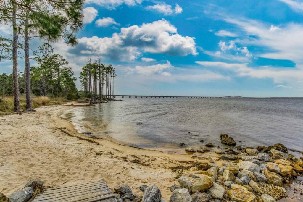 Villa Woodsy Retreat, Steps To Bay - Hot Tub! Gulf Breeze Exterior foto