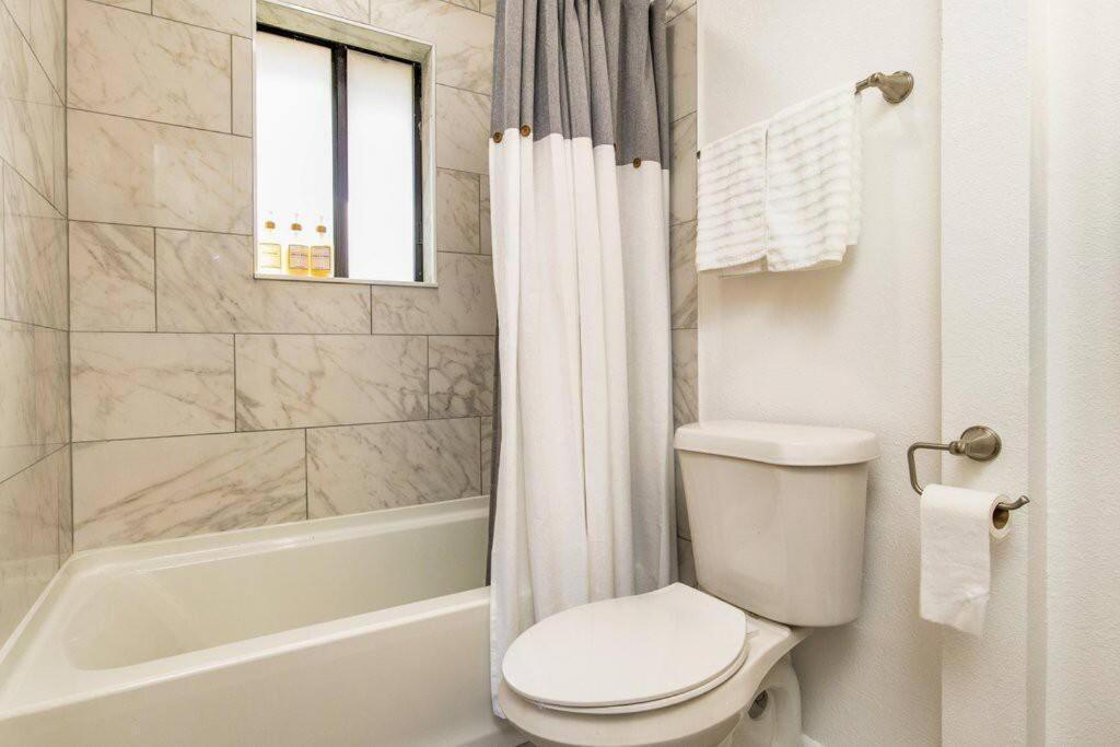 Villa Woodsy Retreat, Steps To Bay - Hot Tub! Gulf Breeze Exterior foto